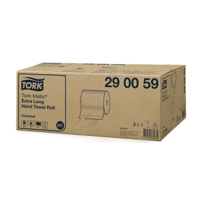 Sur un carton portant l'inscription „Tork Matic® 290059 extra-long rouleau d'essuie-mains Universal H1 1-couche“, une main est représentée tenant un rouleau d'essuie-mains extra-long. Le carton fabriqué par TORK – Essity Professional Hygiene Germany GmbH contient divers symboles d'expédition et de manutention et contient six rouleaux.