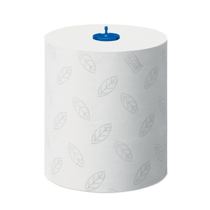 Un grand rouleau de serviettes en papier blanc doux à 2 plis Tork Matic® 290067 de TORK – Essity Professional Hygiene Germany GmbH, avec un motif discret de feuilles et un noyau en plastique bleu pour un séchage des mains moderne.