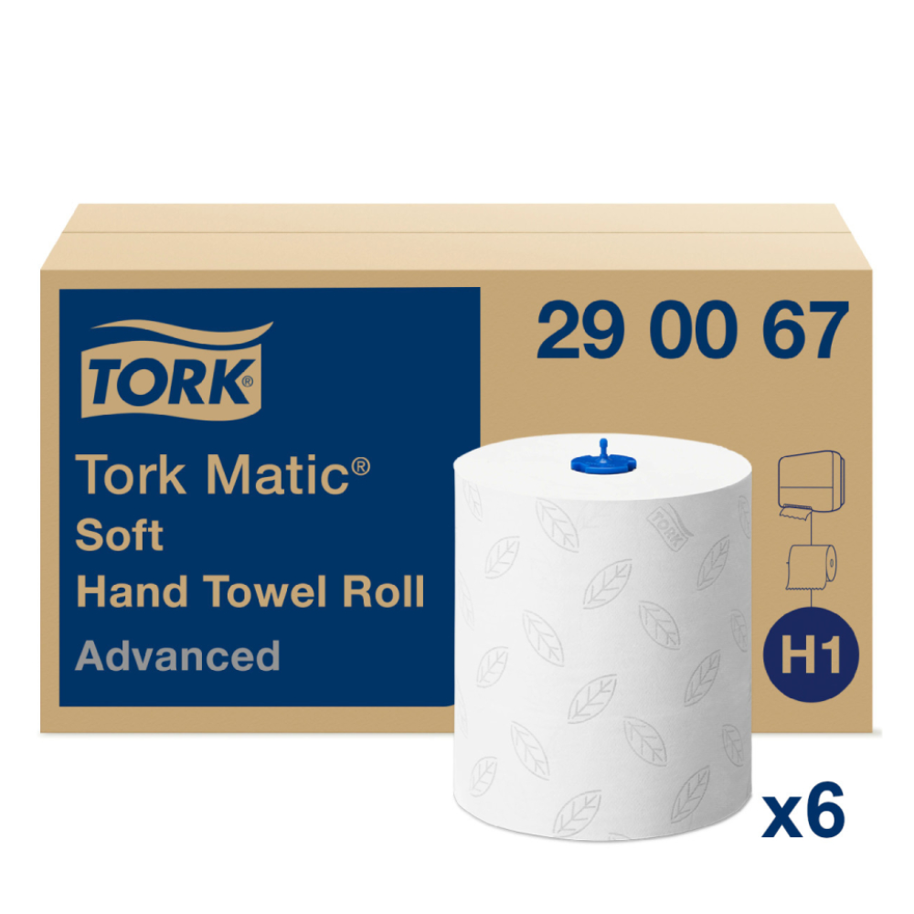 Image d'un emballage de serviette en rouleau douce Tork Matic® 290067 Advanced H1 2 plis, montrant une boîte marron avec le logo iconique de la marque. À côté se trouve un rouleau de serviette en papier blanc décoré de motifs de feuilles et marqué « H1 x6 », ce qui le rend idéal pour un séchage avancé des mains avec le système de serviette en rouleau fiable Tork Matic® de TORK – Essity Professional Hygiene Germany GmbH.