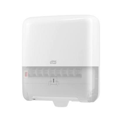 Wij presenteren de Tork Matic® 551000 dispenser voor rolhanddoeken Elevation H1 van TORK, Essity Professional Hygiene Germany GmbH. Deze witte, aan de muur gemonteerde papierhanddoekdispenser heeft een transparant onderste gedeelte voor eenvoudige controle van het vulpeil. Hij beschikt over een papierinvoermechanisme en een handsymbool dat gebruikers helpt bij het uittrekken van enkele vellen uit de rolhanddoeken.