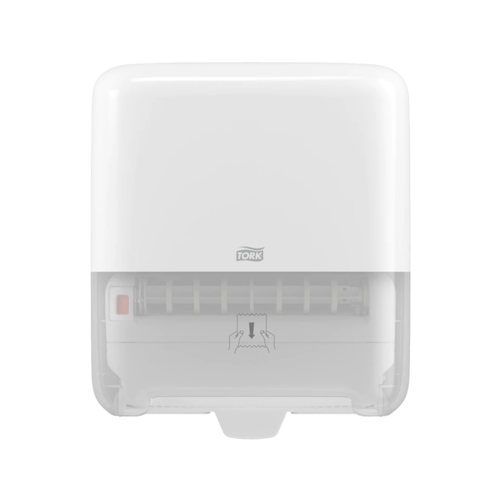 Een witte, aan de muur gemonteerde Tork Matic® 551000 dispenser voor rolhanddoeken Elevation H1 met een transparante onderkant voor een eenvoudige vulpeilindicatie. Aan de voorkant bevindt zich het logo van TORK – Essity Professional Hygiene Germany GmbH en een diagram dat laat zien hoe je de rolhanddoeken eruit trekt.