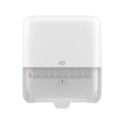 Een witte, aan de muur gemonteerde Tork Matic® 551000 dispenser voor rolhanddoeken Elevation H1 met een transparante onderkant voor een eenvoudige vulpeilindicatie. Aan de voorkant bevindt zich het logo van TORK – Essity Professional Hygiene Germany GmbH en een diagram dat laat zien hoe je de rolhanddoeken eruit trekt.
