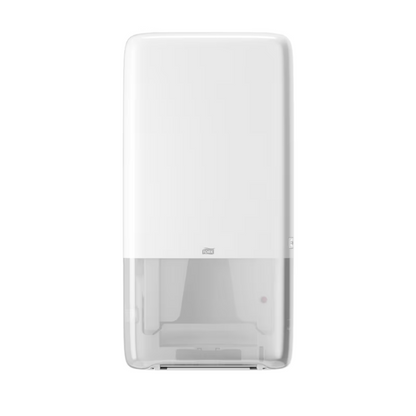 De Tork PeakServe® 552500 dispenser voor eindeloze handdoeken uit de Elevation H5-serie van TORK - Essity Professional Hygiene Germany GmbH is een aan de muur gemonteerde witte dispenser met een modern, rechthoekig ontwerp, ideaal voor drukbezochte toiletten. Het halftransparante onderste deel biedt zicht op de eindeloze handdoeken erin, met een klein logo dat prominent in het midden is aangebracht.