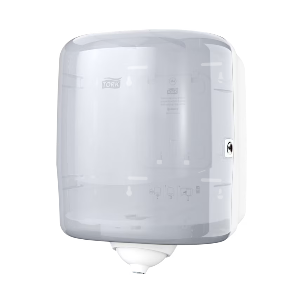 De Tork Reflex™ 473190 enkele vel binnenrol dispenser M4, een transparante, aan de muur gemonteerde papieren handdoekdispenser van TORK – Essity Professional Hygiene Germany GmbH, heeft een ronde opening aan de onderkant. Met een slot aan de rechterkant en de mogelijkheid om een enkele rol te plaatsen, helpt het kruisbesmetting te minimaliseren. Het CO2-neutrale ontwerp toont de merknaam 'TORK' prominent aan de voorkant en komt milieubewuste gebruikers tegemoet.