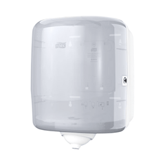 De Tork Reflex™ 473190 enkele vel binnenrol dispenser M4, een transparante, aan de muur gemonteerde papieren handdoekdispenser van TORK – Essity Professional Hygiene Germany GmbH, heeft een ronde opening aan de onderkant. Met een slot aan de rechterkant en de mogelijkheid om een enkele rol te plaatsen, helpt het kruisbesmetting te minimaliseren. Het CO2-neutrale ontwerp toont de merknaam 'TORK' prominent aan de voorkant en komt milieubewuste gebruikers tegemoet.