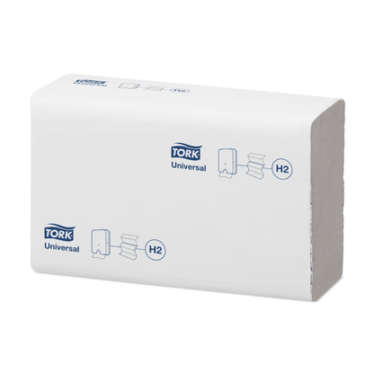 Une pile de serviettes multifold Tork Xpress® 471093 Universal H2 est visible sur un fond blanc simple. L'emballage, qui porte le logo bleu TORK de Essity Professional Hygiene Germany GmbH, montre des symboles indiquant l'utilisation des serviettes multifold. La pile rectangulaire présente un bord ouvert visible, soulignant son design pratique.