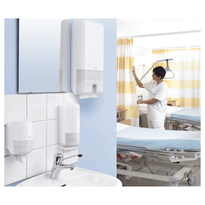 Dans une chambre d'hôpital, un soignant ajuste le rideau à côté du lit d'un patient. Au premier plan se trouvent des serviettes multifold Tork Xpress® 471093 Universal H2 1 pli de TORK – Essity Professional Hygiene Germany GmbH à côté de savon universel. Le lit est recouvert de draps bleus et entouré d'équipements médicaux importants.
