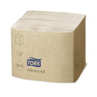 Une pile de serviettes Tork Xpressnap Fit® N14 à une épaisseur, fabriquées par Essity Professional Hygiene Germany GmbH et composées à 100 % de fibres recyclées, est conditionnée dans un emballage en papier brun sur lequel figure le logo Tork Xpressnap Fit. Les lingettes pliées sont soigneusement disposées et l'emballage comporte des codes produit et des symboles imprimés.