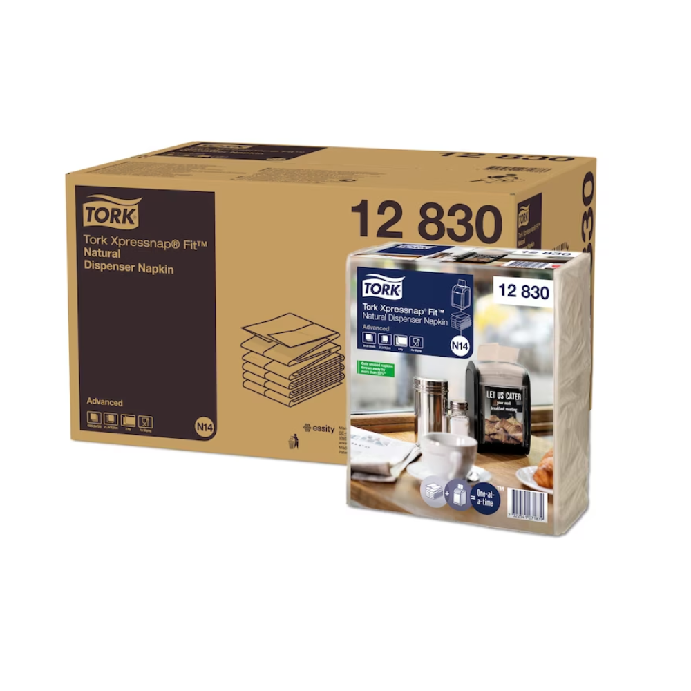 Eine große braune Schachtel TORK Xpressnap Fit® Spenderserviette N14 1-lagig mit der Produktnummer 12830, neben einer Einzelpackung der gleichen Servietten, auf deren Vorderseite ein Kaffee-Set abgebildet ist.