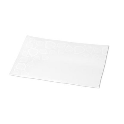La serviette à 2 couches Tork Xpressnap® 13670 Extra Soft Premium N4 avec design de feuilles et bords gaufrés pour plus de douceur est présentée sur un fond blanc simple.