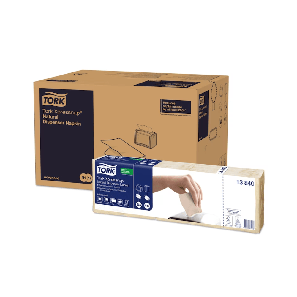 Dans une boîte portant l'inscription « Tork Xpressnap® 13840 Serviette Distributeur Nature avec Symbole Environnemental Advanced N4 1 épaisseur », se trouve une pile de serviettes écologiques à une épaisseur en fibres recyclées. Une illustration montre une main tirant une serviette de la boîte distributrice. Le produit est de TORK – Essity Professional Hygiene Germany GmbH.