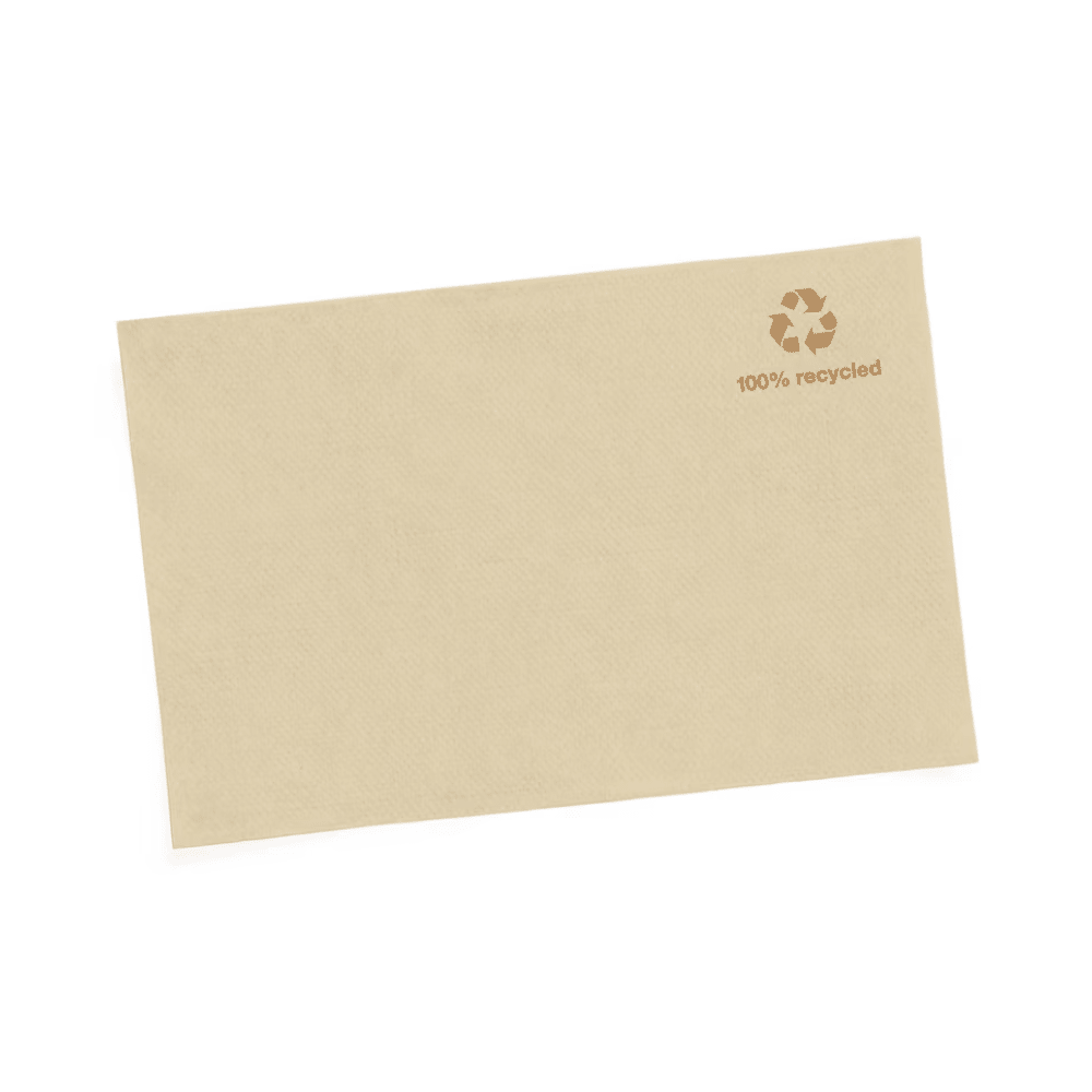 Description du produit : La serviette distributeur Tork Xpressnap® 13840 Nature avec Symbole Environnemental Advanced N4 1 épaisseur présente un design en papier beige avec un petit symbole de recyclage et le texte « 100 % recyclé » dans le coin supérieur droit. Elle est fabriquée à partir de fibres recyclées. Elle est présentée sur un fond blanc simple.