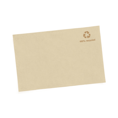 Description du produit : La serviette distributeur Tork Xpressnap® 13840 Nature avec Symbole Environnemental Advanced N4 1 épaisseur présente un design en papier beige avec un petit symbole de recyclage et le texte « 100 % recyclé » dans le coin supérieur droit. Elle est fabriquée à partir de fibres recyclées. Elle est présentée sur un fond blanc simple.