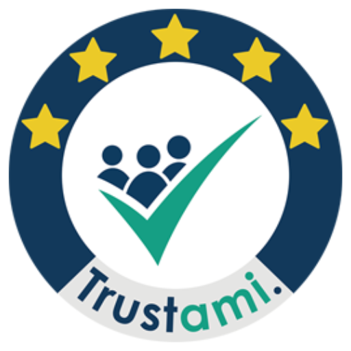Ein kreisförmiges Logo mit einem dunkelblauen äußeren Ring mit fünf gelben Sternen. Innerhalb des Rings befinden sich drei stilisierte menschliche Figuren und ein großes grünes Häkchen. Darunter wird der Text „Trustami“ mit einem blauen „Trust“ und einem grünen „ami“ angezeigt.