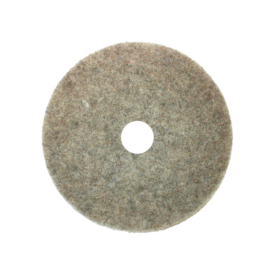 Le tampon Arcora Ultra-High-Speed High-Gloss d'Arcora International GmbH est un tampon rond, plat et gris avec un trou central et une texture légèrement rugueuse, idéal pour les finitions brillantes sur les revêtements de sol de dureté moyenne à dure.