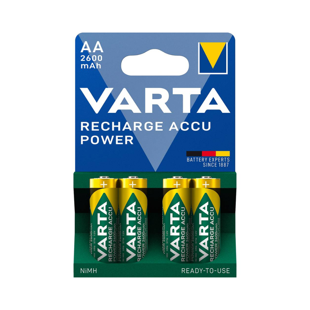 Un paquet de quatre piles Varta Recharge Accu Power AA 2600 mAh vert-jaune, avec l'inscription « Nickel-Hybride » sur le devant. Sur l'emballage, on peut voir un triangle bleu avec la Varta AG.