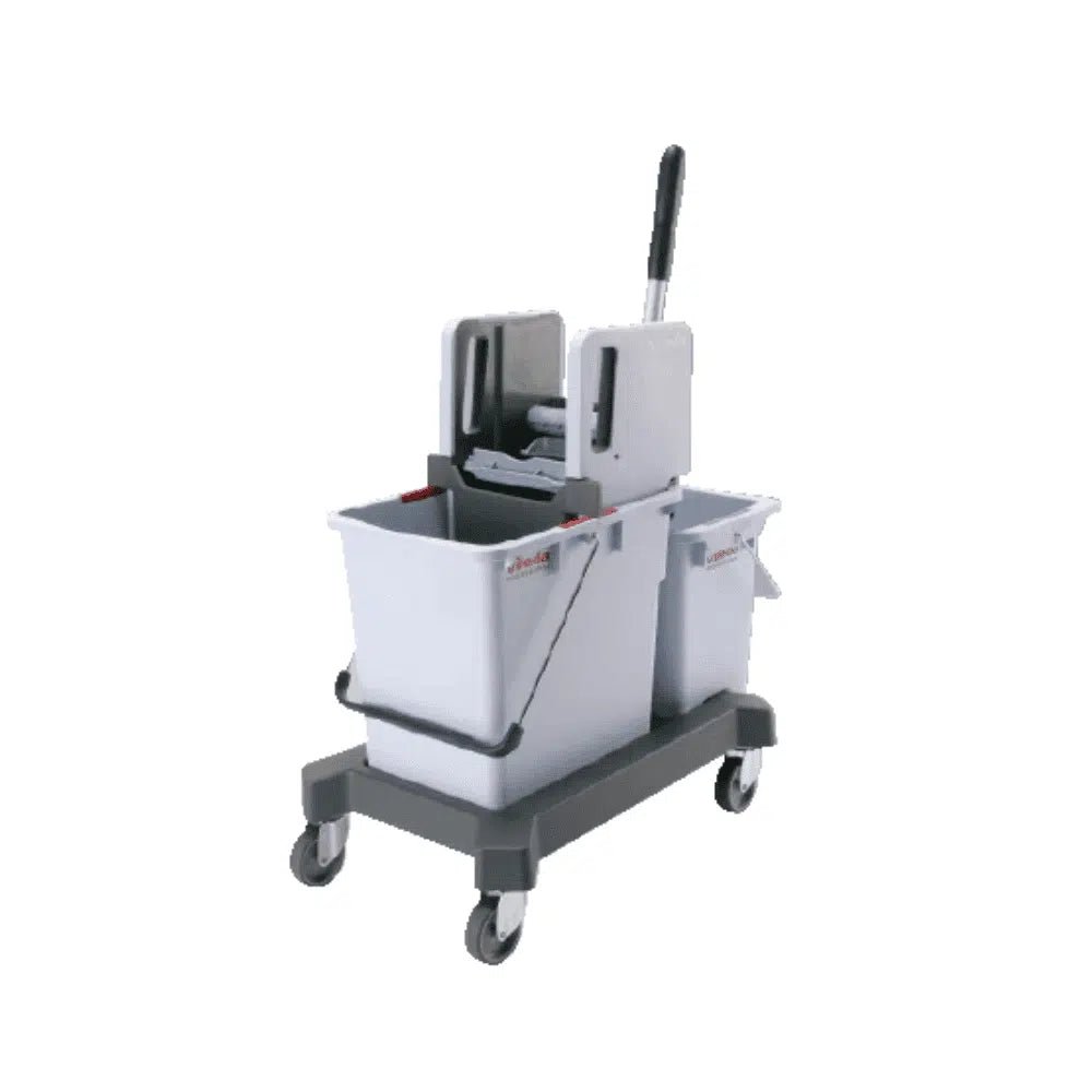De Vileda GmbH CombiSpeed dubbele emmer met pers, afzonderlijk verpakt, is gemonteerd op een grijze rolwagen. Dit reinigingsapparaat heeft een wringerhendel en een ergonomische handgreep voor eenvoudige mobiliteit en is daardoor ideaal voor efficiënte natte dweiloplossingen.