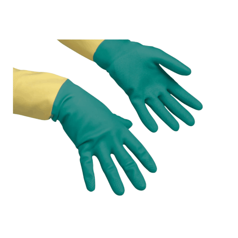 Une paire de gants en caoutchouc verts, le Vileda Professional HeavyWeight - Le robuste gant en latex naturel de Vileda GmbH, a une surface texturée. Ces gants résistants sont portés sur des manches jaunes, les deux mains étant positionnées paumes vers le bas pour pouvoir manipuler des produits chimiques agressifs.