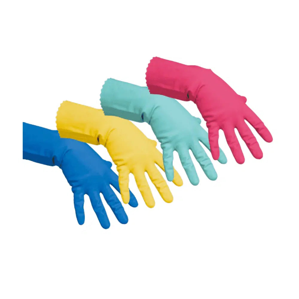 Vier Vileda Professional Multipurpose-handschoenen, onderdeel van de collectie „De Fijne Alleskunnerhandschoen“ van Vileda GmbH en gemaakt van natuurlatex handschoenmateriaal, zijn uitgestald op een witte achtergrond. Van links naar rechts zijn de veelzijdige handschoenen in de kleuren blauw, geel, groen en roze.