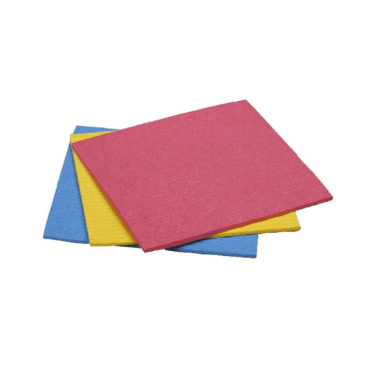 Trois lingettes éponge Vileda Aqua empilées, de couleur rouge, jaune et bleue, de la marque Vileda GmbH. Ces lingettes carrées à texture rugueuse sont composées de cellulose naturelle et présentent une face supérieure rouge sur fond blanc.