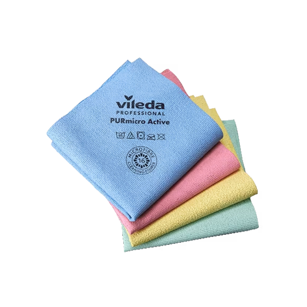 Quatre chiffons de nettoyage pliés aux couleurs vives : bleu, rose, jaune et vert. Le chiffon bleu Vileda PURmicro Active Allrounder est marqué du logo "Vileda GmbH" et des symboles d'entretien, garantissant ainsi un nettoyage sans traces.