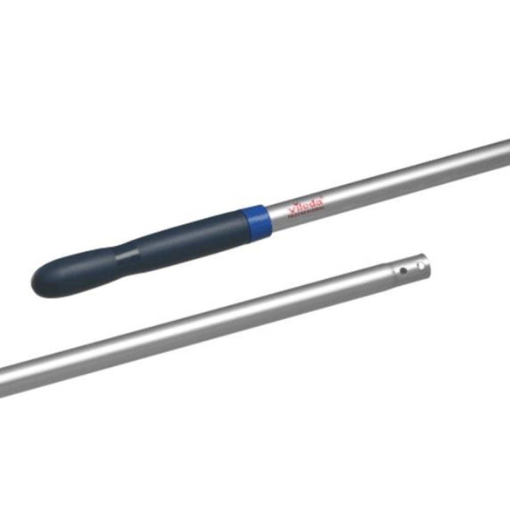 Afgebeeld zijn twee secties van de Vileda Professional Aluminiumstang Clip blauw - 150 cm. Het bovenste gedeelte heeft een ergonomische handgreep met blauwe grip en rood merklogo. Het onderste gedeelte, vervaardigd door de Vileda GmbH, heeft twee kleine gaten voor bevestiging en ondersteunt het vierkleuren systeem.