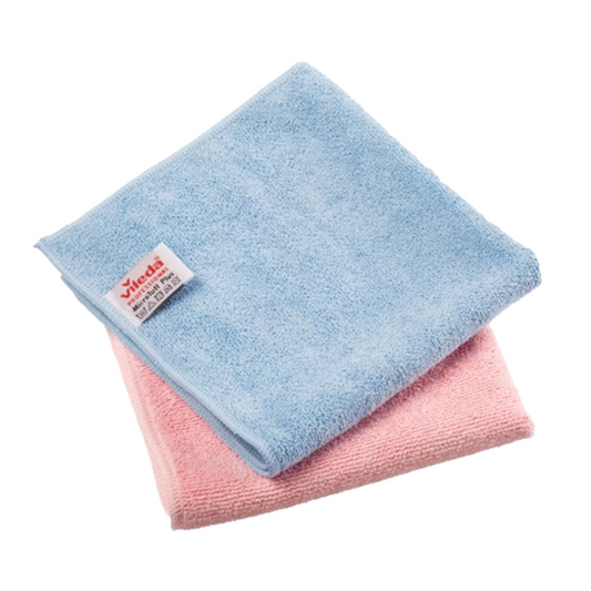 Die Vileda Professional MicroTuff Plus Mikrofasertücher werden im 5er-Pack verkauft und haben die Maße 38 x 38 cm. Sie bestehen aus einem blauen Tuch und einem rosa Tuch. Das blaue Tuch ist ideal für den professionellen Einsatz und hat ein kleines weißes Etikett mit rotem Text.