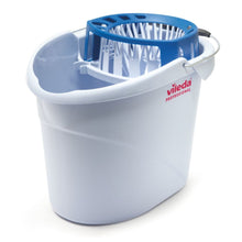 Wir präsentieren den Vileda Professional Supermop Eimer 10 l mit Wringer, einen weißen Kunststoffeimer mit dem Schriftzug „Vileda GmbH“ an der Seite. Er eignet sich perfekt zum hygienischen Wischen und Reinigen kleiner Flächen. Dieser Eimer verfügt über einen blauen Wringer an der Oberseite und einen Metallgriff für bequemen Transport, wodurch er vollständig mit dem Vileda Professional Supermop kompatibel ist.