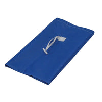 Le sac à linge Novocal à ouverture automatique et imperméable de Novocal est un sac à linge bleu, rectangulaire et plié, muni d'une sangle blanche, représenté sur un fond blanc uni.
