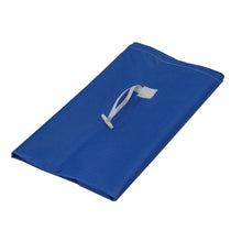 Der Novocal Wäschesack Selbstöffnend, wasserdicht von Novocal ist ein gefalteter, blauer, rechteckiger Wäschesack mit weißem Riemen, der auf einem schlichten, weißen Hintergrund abgebildet ist.