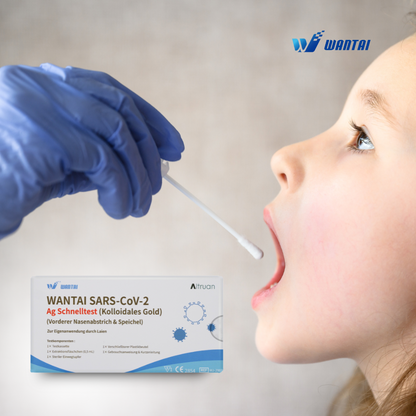 Een medisch medewerker met een blauwe handschoen bereidt zich voor om de mond van een kind af te vegen met de Wantai SARS-CoV-2 sneltest, lollitest (colloïdaal goud) CE/2854, voor een snelle antigeentest. De verpakking, die ideaal is voor gebruik in kinderdagverblijven en scholen, is op de voorgrond goed zichtbaar.