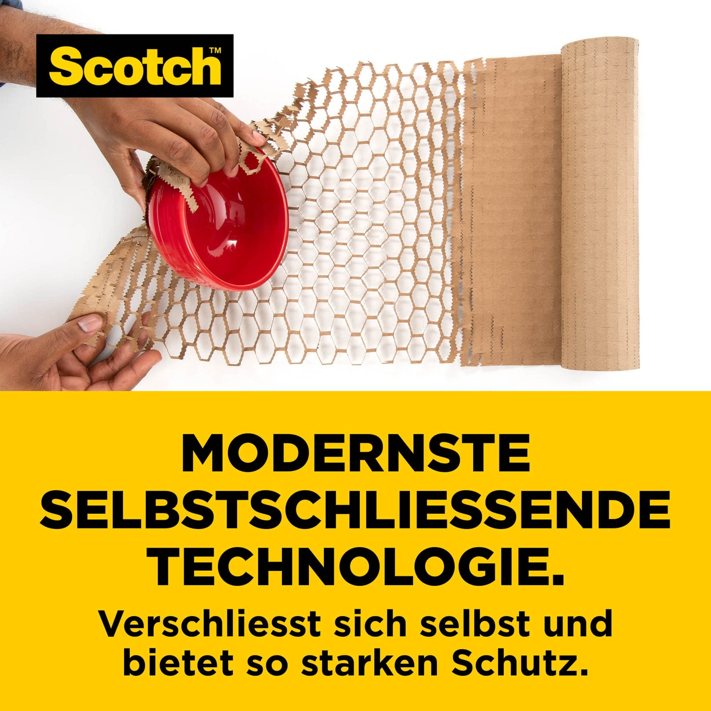 Eine Person wickelt eine rote Schale, einen empfindlichen Gegenstand, in Scotch™ Cushion Lock™ Schutzverpackung (30,4 cm x 9,14 m) von 3M Deutschland GmbH ein. Darunter steht ein Text über die selbstschließende Technologie und den starken Schutz; das Scotch-Logo befindet sich oben links.