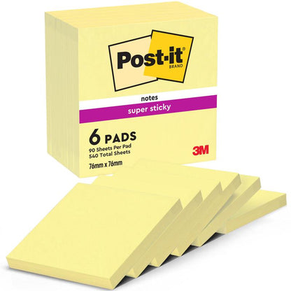 Een verpakking Post-it® Super Sticky Notes van 3M Deutschland GmbH bevat zes blokken (76 mm x 76 mm, elk 90 vel, 100% PEFC).