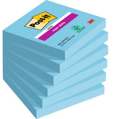 Een stapel van zes blauwe 3M Post-it® Super Sticky Notes blokken (76 mm x 76 mm, 90 vel/blok, 100% PEFC) toont de product- en merkinformatie op elk blok.