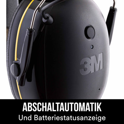 Seitliche Nahaufnahme des schwarzen 3M™ WorkTunes™ Connect Kapselgehörschutz 90543E (SNR 31 dB) mit gelbem Streifen. Text: "ABSCHALTAUTOMATIK und Batteriestatusanzeige" - automatische Abschaltung und Batteriestatusanzeige.