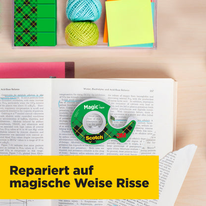 Auf einem Schreibtisch liegen ein offenes Buch, bunte Sticky Notes, Garn, Büroklammern und Scotch® Magic™ Unsichtbares Klebeband Nachfüllpackung (2 Rollen, 19 mm x 7,5 m) von 3M. Ein gelber Banner: "Repariert auf magische Weise Risse.