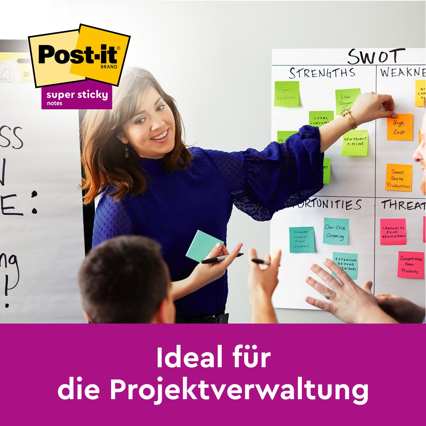 Eine Frau präsentiert eine SWOT-Analyse mit Post-it® Super Sticky Z-Notes, Blau (76 mm x 76 mm), aus dem Post-it® Z-Notes Dispenser, Bär, Weiß von 3M Deutschland GmbH. Ideal für die Projektverwaltung. Packung mit 2 Blöcken à 45 Blatt.