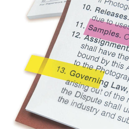 Un gros plan du document montre des bandes adhésives roses et jaunes 3M Deutschland GmbH Post-it® Index, Mini (11,9 x 43,2 mm), avec les inscriptions "Exemple" (section 11) et "Loi applicable" (section 13); un autre document apparaît en arrière-plan.