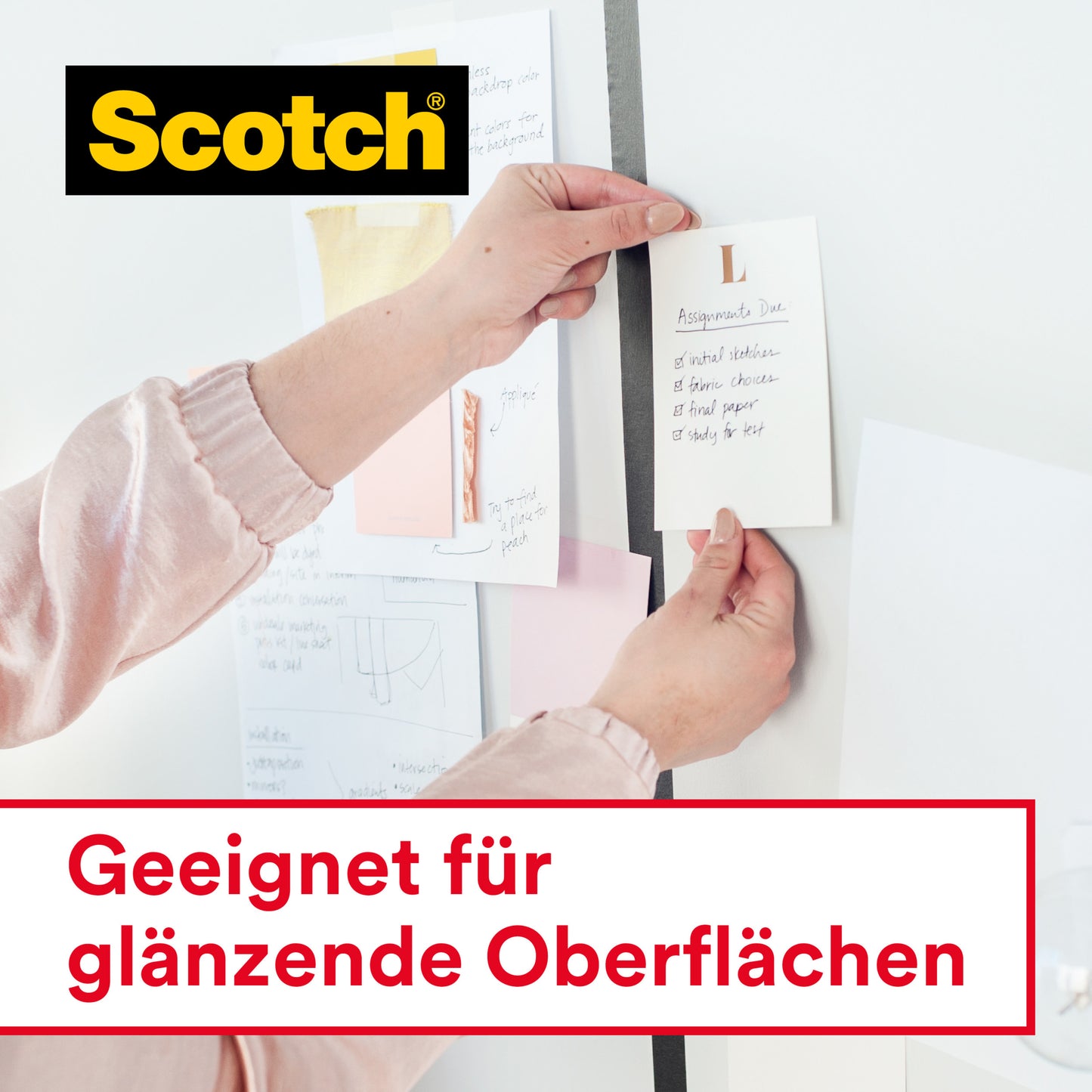 Eine Person klebt einen Zettel mit Scotch® Crystal Klebeband (12 mm x 10 m, mit Handabroller) von 3M Deutschland GmbH an eine weiße Wand. Weitere Zettel sind ebenfalls an die Wand geklebt. Im Bild steht: "Geeignet für glänzende Oberflächen.