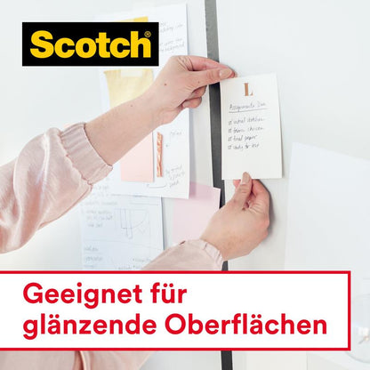 Une personne fixe une note sur un tableau blanc avec du ruban adhésif Scotch® Crystal, recharge, 19 mm x 25 m, 1 rouleau de 3M Deutschland GmbH. Le logo Scotch est en haut à gauche. En dessous, un texte en allemand : "Convient aux surfaces brillantes.