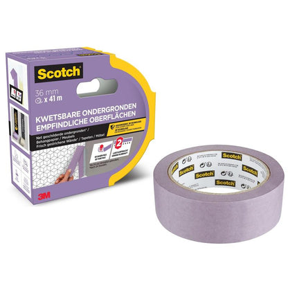 Een rol 3M Scotch® schilderstape voor gevoelige oppervlakken (36 mm x 41 m) van 3M Deutschland GmbH zit in een paars-gele doos, bedrukt in het Nederlands en Duits. Het is PEFC-gecertificeerd en kan zonder resten worden verwijderd.