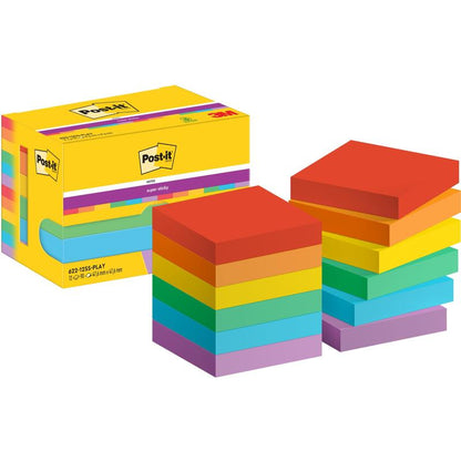 Een doos Post-it® Super Sticky Notes (47,6 mm x 47,6 mm, 90 vel/blok, 100% PEFC) van 3M Deutschland GmbH is afgebeeld met twee stapels kleurrijke vierkante blokken in de kleuren rood, oranje, geel, groen, blauw en paars.