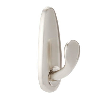 Der Command™ Metallhaken "klassisch" von 3M Deutschland GmbH hat eine glatte, gebürstete Oberfläche mit einem abgerundeten, nach oben geschwungenen Haken, der auf einer vertikalen ovalen Basis montiert ist.