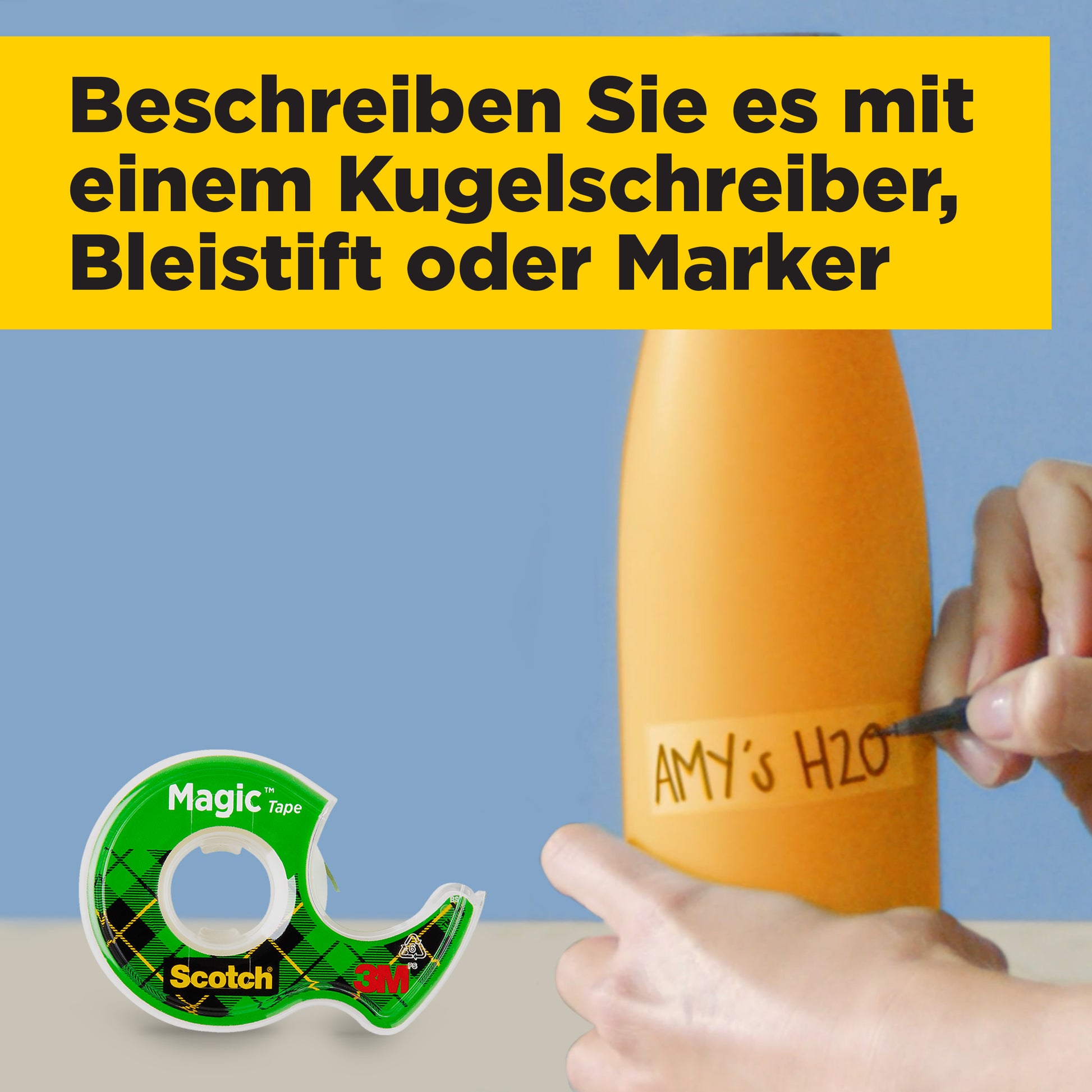 Eine Hand schreibt mit einem schwarzen Marker "AMY'S H2O" auf eine orangefarbene Flasche. Im Vordergrund steht eine Packung Scotch® Magic™ Unsichtbares Klebeband der 3M Deutschland GmbH (2 Rollen, 19 mm x 12 m + 3,2 m gratis, mit Handabroller). Der gelbe Hintergrund gibt Hinweise zur Kennzeichnung.