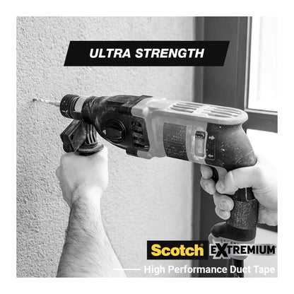 Eine Person bohrt mit einer Bohrmaschine in eine Wand. Oben steht "ULTRA STRENGTH", unten rechts "Scotch® Extremium™ Ultra Hochleistungs-Klebeband DT17, 10 m x 24 mm - 3M Deutschland GmbH".