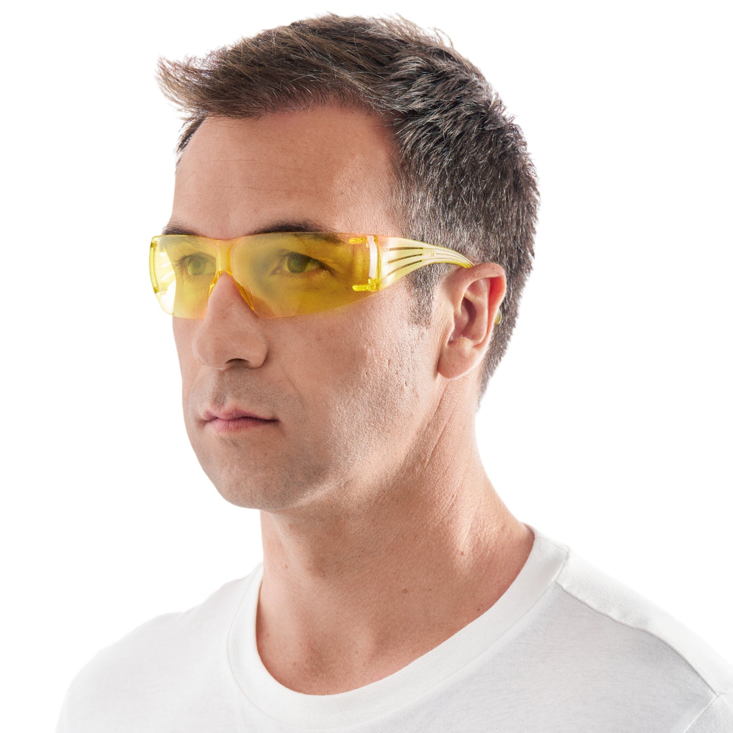 Ein Mann, der die 3M™ SecureFit™ Schutzbrille 200 von 3M Deutschland GmbH und ein weißes Hemd trägt, schaut leicht zur Seite vor einem schlichten weißen Hintergrund.
