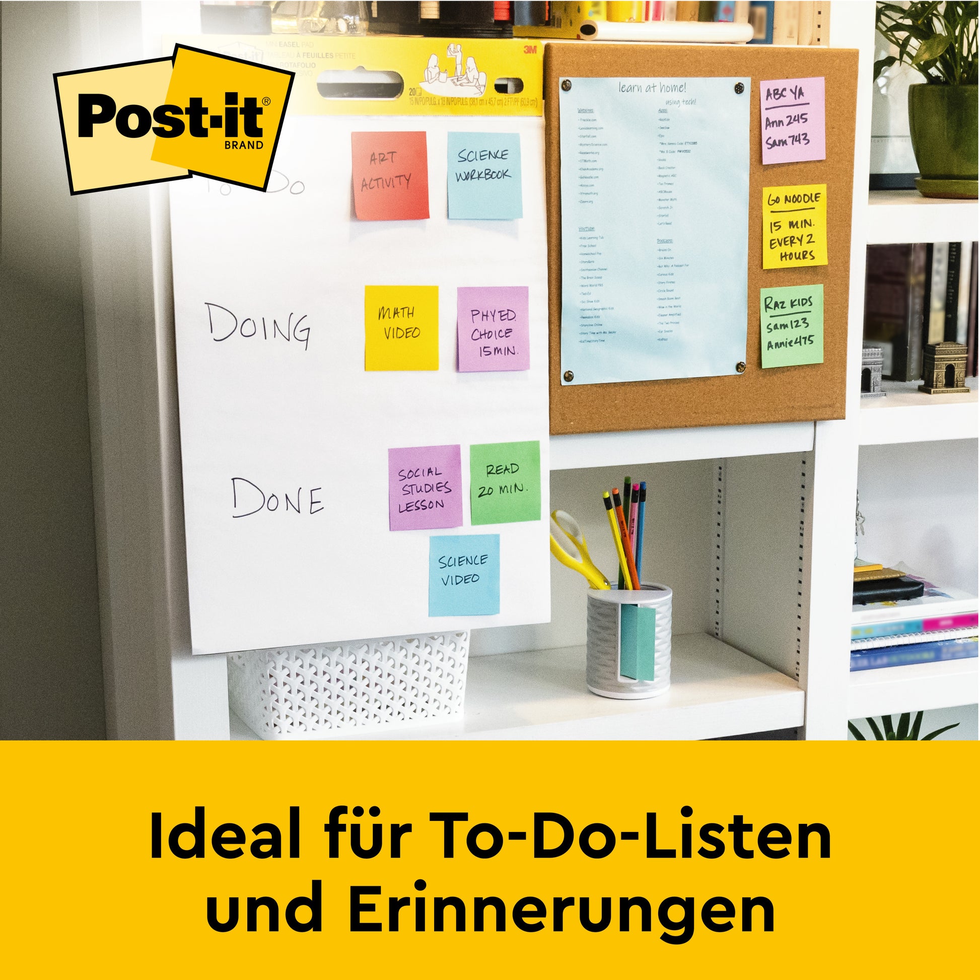 Eine 3M Post-it® Super Sticky selbsthaftendes Recycling Meeting Chart (weiß, 63,5 x 76,2 cm, 30 Blatt/Block) steht mit farbigen Notizen für Aufgaben neben einem Bücherregal und Pflanze. Ideal für To-Do-Listen und Erinnerungen.