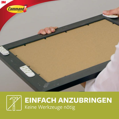 Een persoon plakt Smalle Command™ Bevestigingsstrips voor schilderijen (M) 17207 van 3M Deutschland GmbH op een rechthoekige lijst. Tekst: "EENVOUDIG AAN TE BRENGEN Geen gereedschap nodig." Het 3M Command-logo benadrukt de smalle schilderijbevestiging.