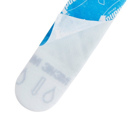 Close-up van een Command™ Strip 17021B, maat M (3M Deutschland GmbH), die gedeeltelijk van zijn blauw-witte draagpapier wordt verwijderd, waarbij de eronder afgedrukte symbolen en teksten zichtbaar worden.