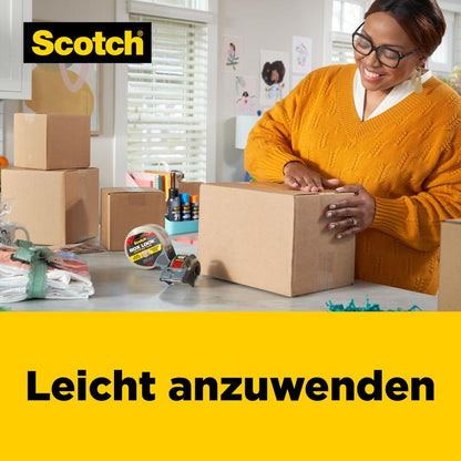 Une femme en pull orange ferme une boîte dans une pièce lumineuse avec du ruban d'emballage Scotch® Box Lock™ 48 mm x 20,3 m de 3M Deutschland GmbH. Sur la table se trouvent des cartons, des dévidoirs de ruban adhésif et des cadeaux emballés. Le texte indique : "Facile à appliquer.